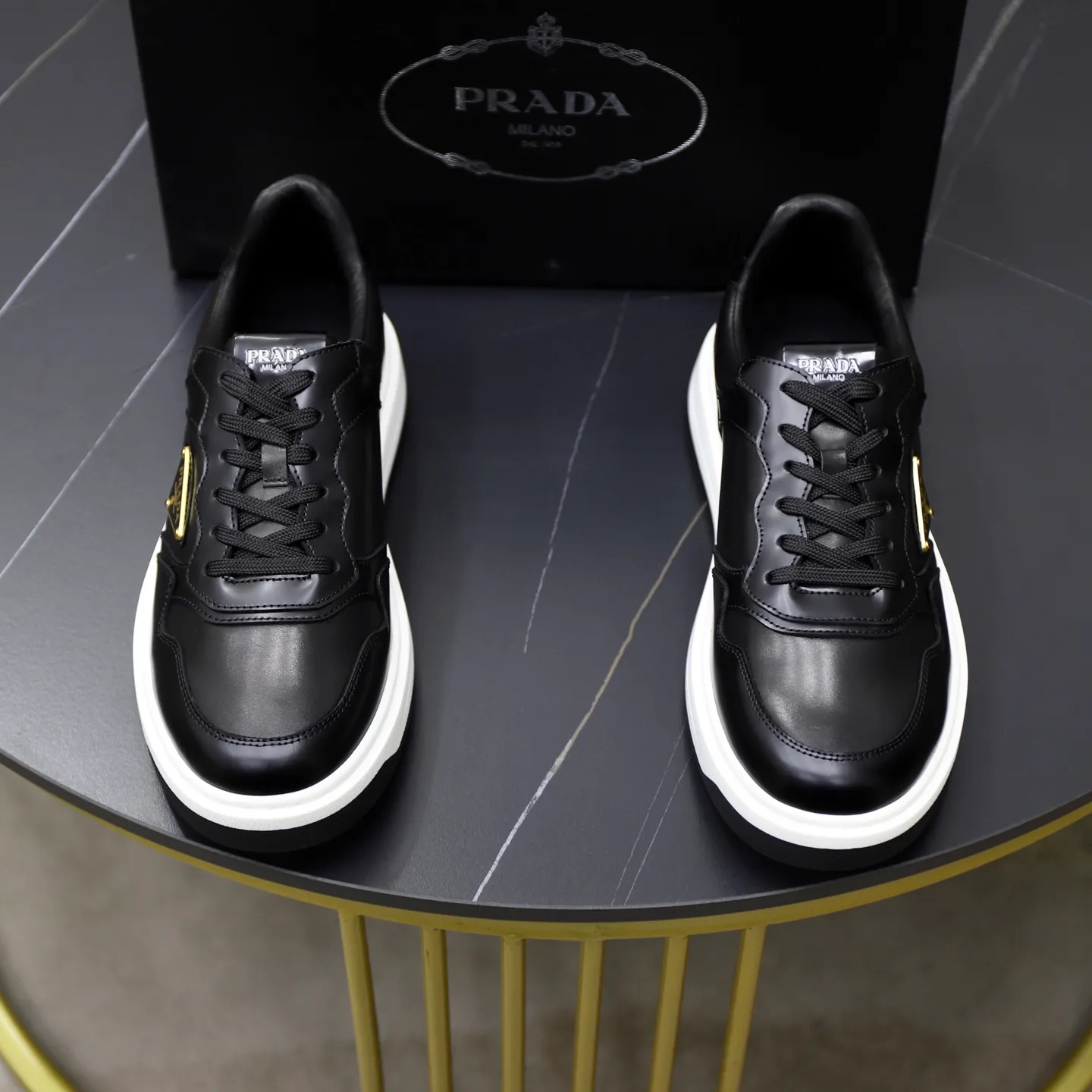 Factory price: 760💰Top original order Brand: PRADA (Prada) Standard code: Men's size 38/44 (45 can be customized) Grade: Same as the official website Material: Original cowhide stitching imported cowhide lining Original combination two-color wear-resistant soft outsole Style category: Leisure and sports version Young fashion European and American trend British style Color: Real picture color